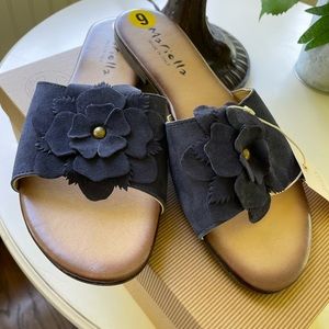 Mariella flats with flower, size 9, Made in Italy. Leather upper, New in box.